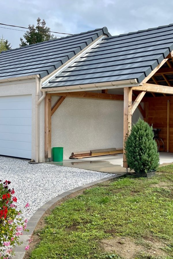 Garage béton avec auvent et porte de service